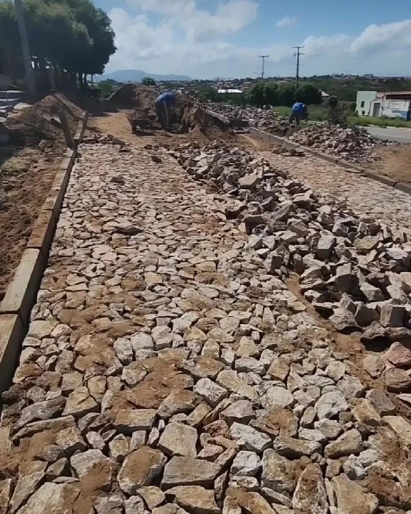 Prefeitura de Canindé inicia obras de pavimentação na rua Frei Venâncio, atendendo demanda da comunidade